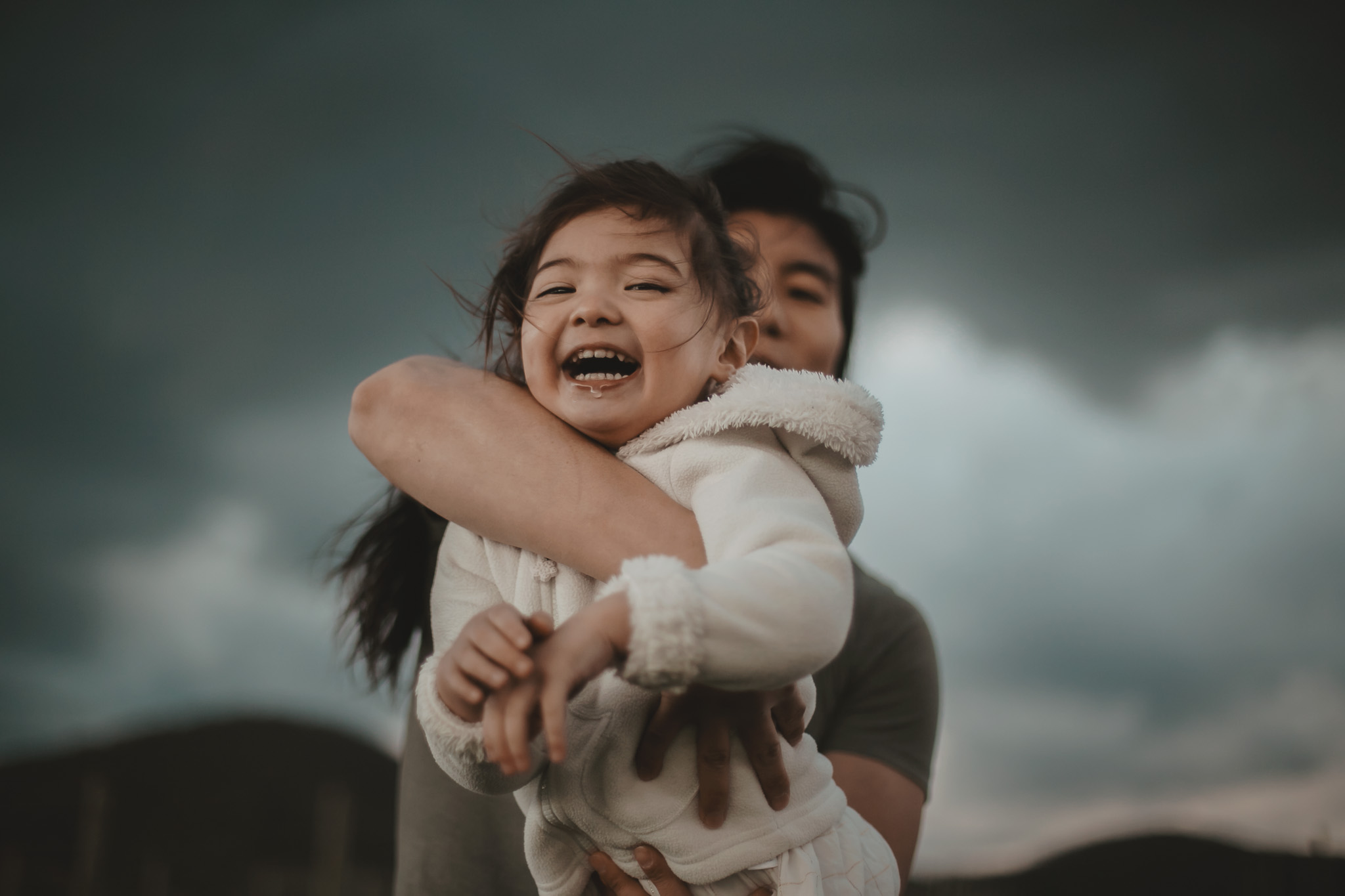 Séance photo, une famille en hiver, dans le vent et l'orage !